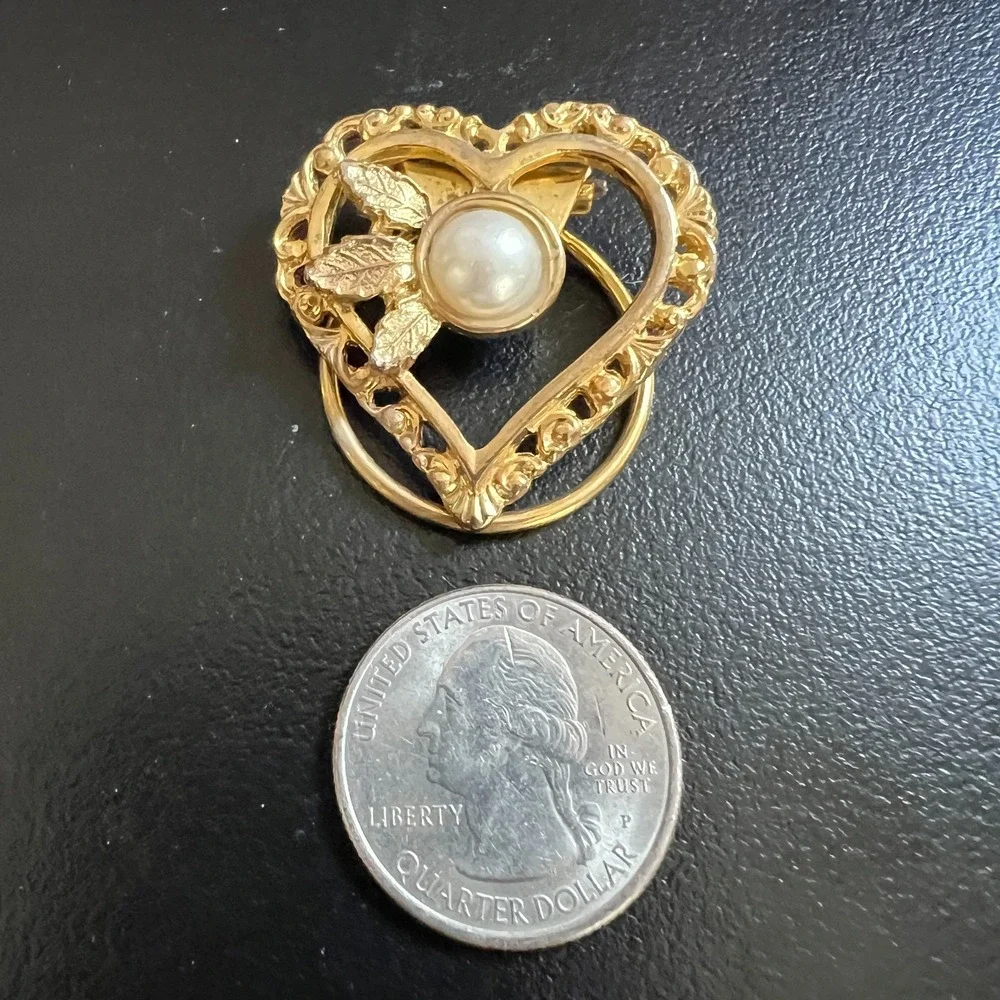Vintage‎ Gold Tone Heart Scarf Clip Faux Pearl Floral Filigree Romantic Pin